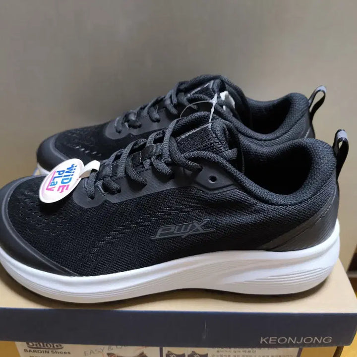 [SOLD OUT] (새상품)260 남성 발볼 넓은 특허 운동화 런닝화 프로월드컵