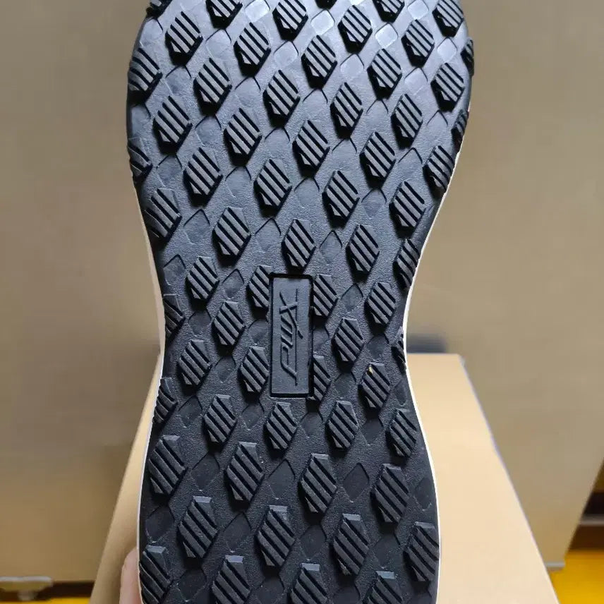 [SOLD OUT] (새상품)260 남성 발볼 넓은 특허 운동화 런닝화 프로월드컵