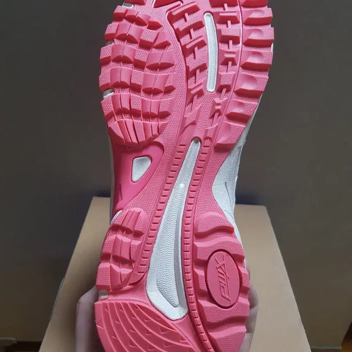 [SOLD OUT] (새상품)여성 245사이즈 다이얼 운동화 등산화 프로월드컵