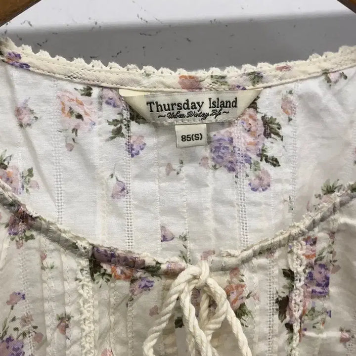 [BUNJANG] Thursday Island Floral Lace Blouse / 써스데이아일랜드 플라워 레이스 블라우스 S