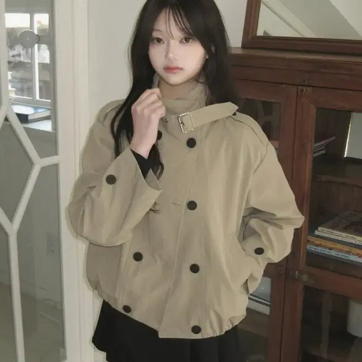 [SOLD OUT] 에이블리 영앤리치 하이넥 더블 버튼 버클 루즈핏 숏 긴팔 트렌치 자켓