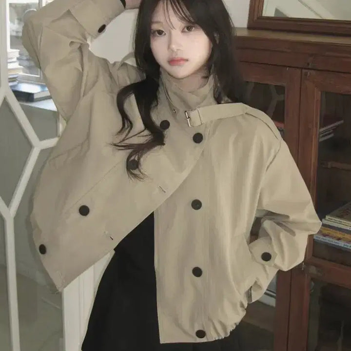 [SOLD OUT] 에이블리 영앤리치 하이넥 더블 버튼 버클 루즈핏 숏 긴팔 트렌치 자켓