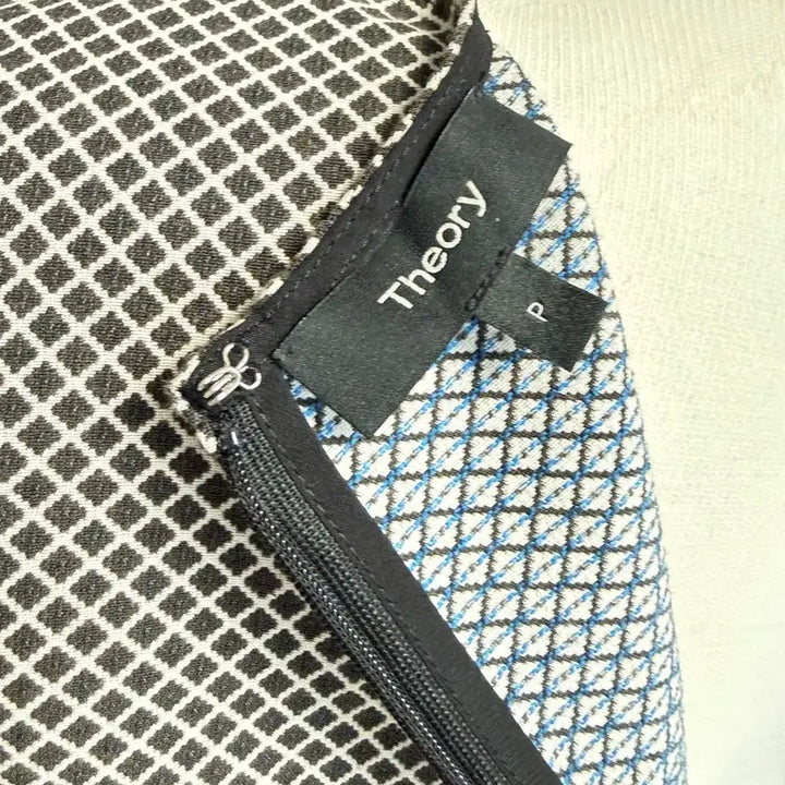 [SOLD OUT] Theory 체크 패턴 반팔 블라우스