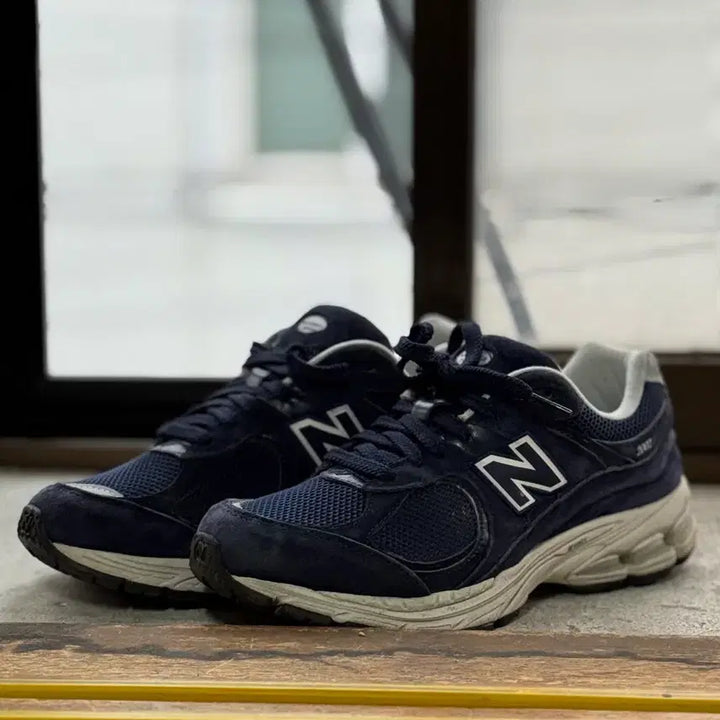 [BUNJANG] New Balance 2002 Navy Sneakers / 뉴발란스 2002 네이비 255mm