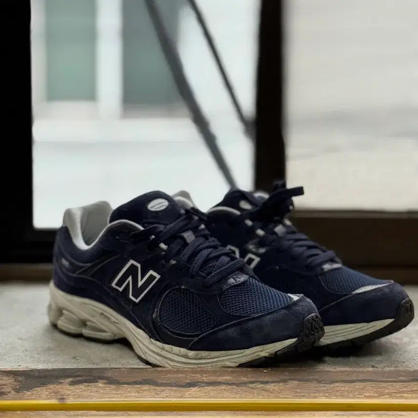 [BUNJANG] New Balance 2002 Navy Sneakers / 뉴발란스 2002 네이비 255mm