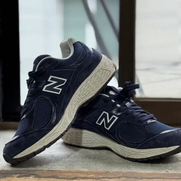 [BUNJANG] New Balance 2002 Navy Sneakers / 뉴발란스 2002 네이비 255mm