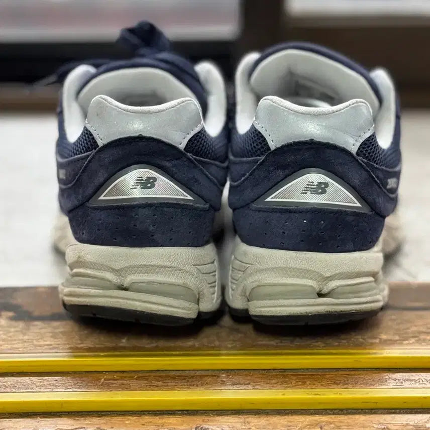 [BUNJANG] New Balance 2002 Navy Sneakers / 뉴발란스 2002 네이비 255mm