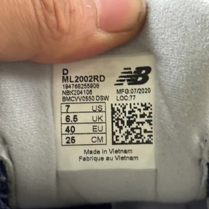 [BUNJANG] New Balance 2002 Navy Sneakers / 뉴발란스 2002 네이비 255mm