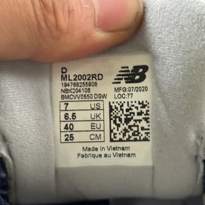 [BUNJANG] New Balance 2002 Navy Sneakers / 뉴발란스 2002 네이비 255mm