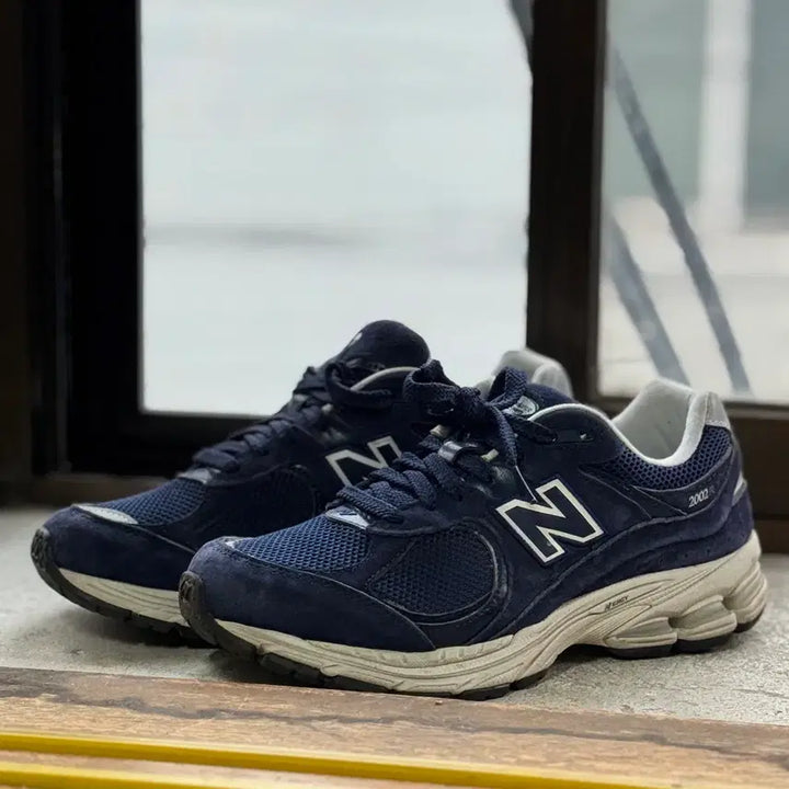 [BUNJANG] New Balance 2002 Navy Sneakers / 뉴발란스 2002 네이비 255mm
