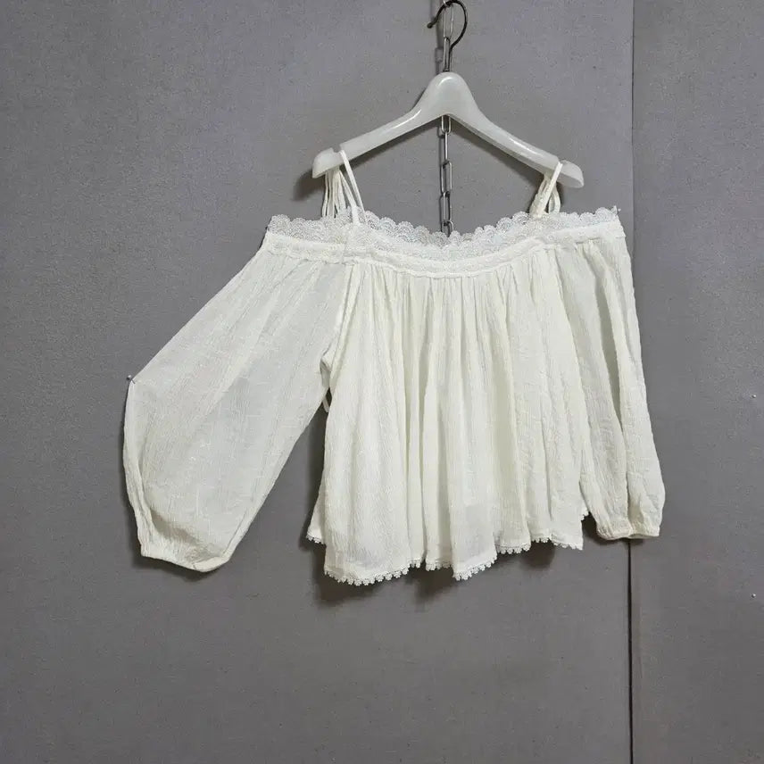 [SOLD OUT] 오픈숄더스타일 화이트 블라우스 F   n4710