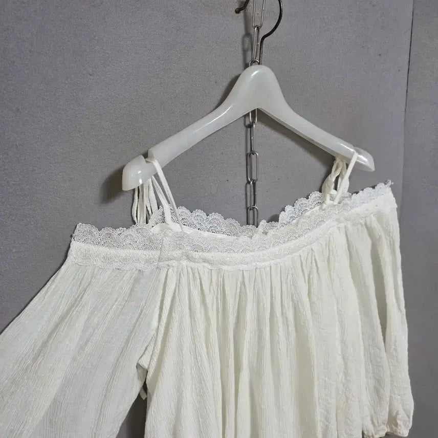 [SOLD OUT] 오픈숄더스타일 화이트 블라우스 F   n4710