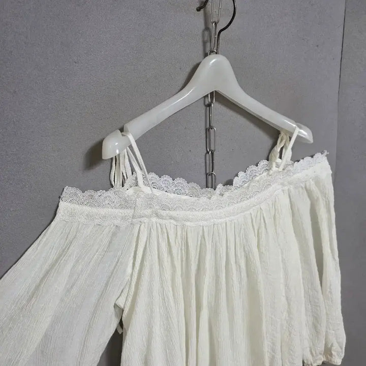[SOLD OUT] 오픈숄더스타일 화이트 블라우스 F   n4710