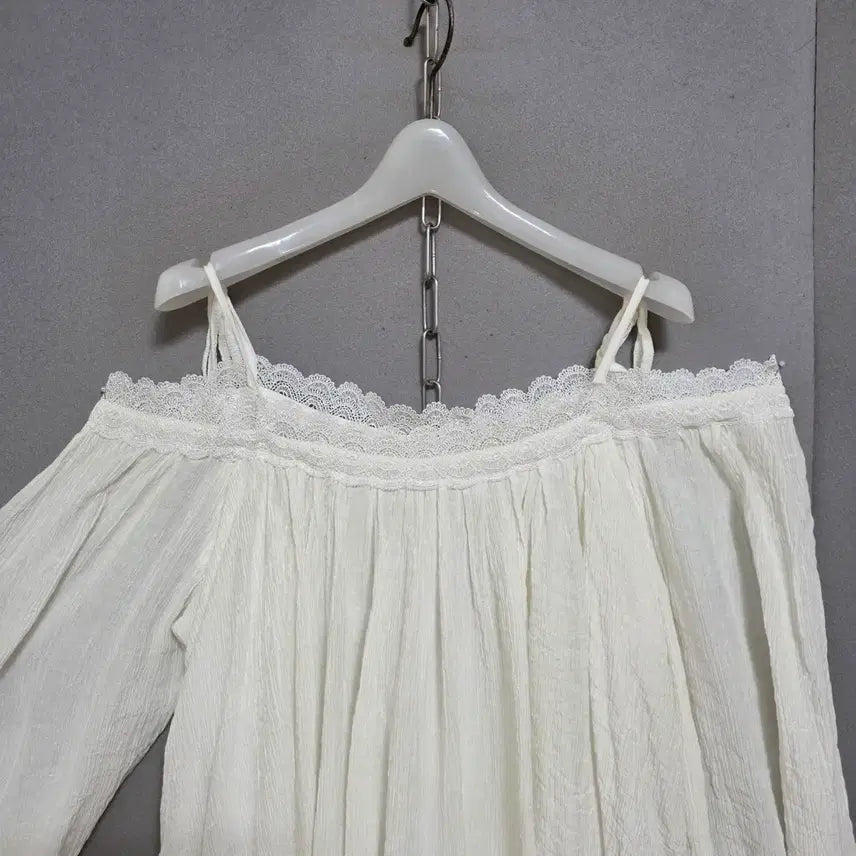 [SOLD OUT] 오픈숄더스타일 화이트 블라우스 F   n4710