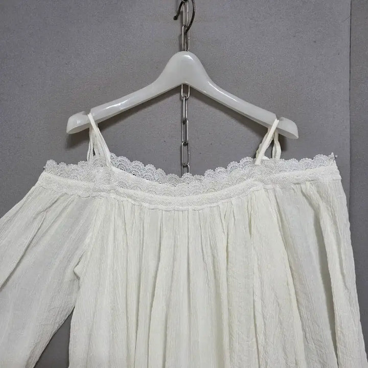 [SOLD OUT] 오픈숄더스타일 화이트 블라우스 F   n4710