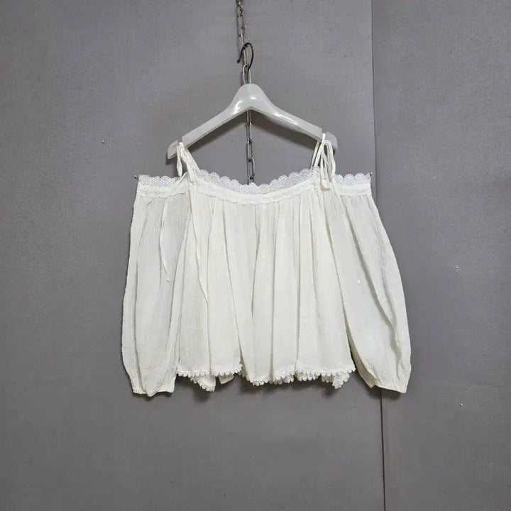 [SOLD OUT] 오픈숄더스타일 화이트 블라우스 F   n4710