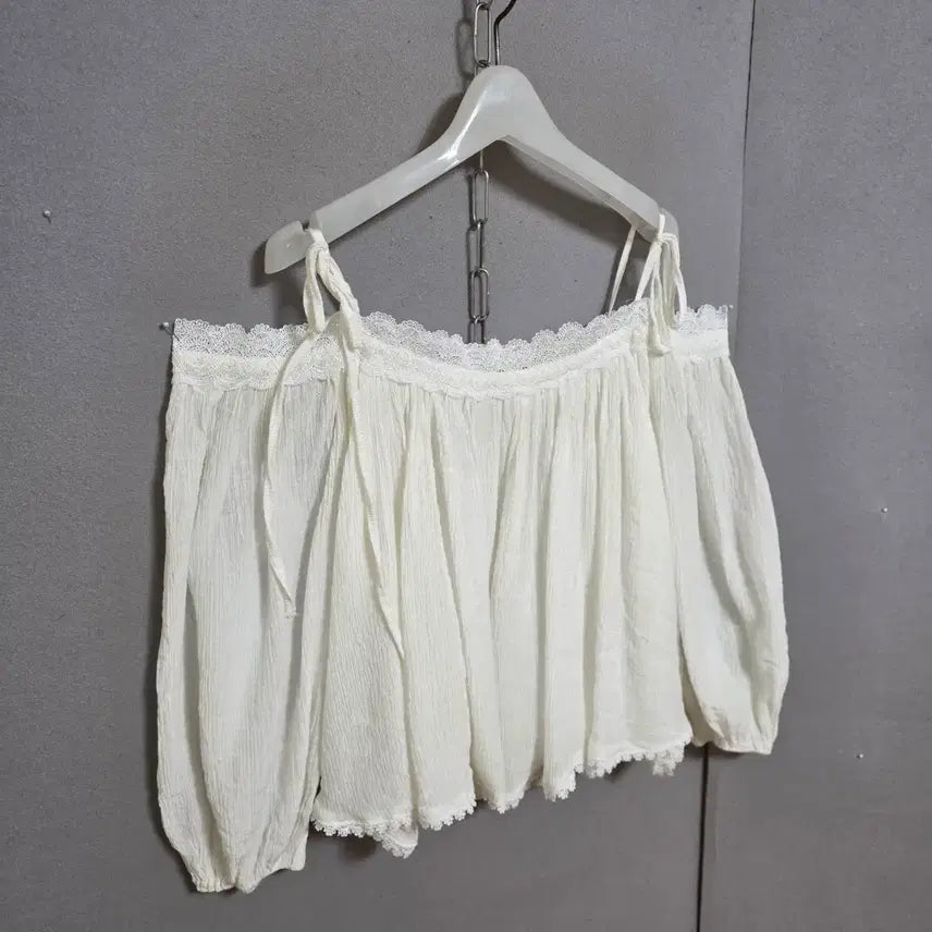 [SOLD OUT] 오픈숄더스타일 화이트 블라우스 F   n4710