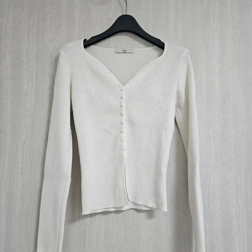 [SOLD OUT] [비율천재/크롭] 쫀쫀 골지 브이넥 단추 니트 (아이보리/핏예쁨)
