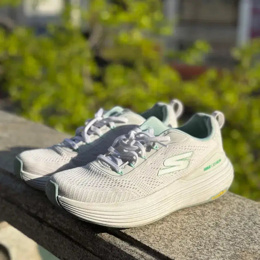[BUNJANG] Skechers Max Cushion Sneakers White Mint 240mm / 스케쳐스 맥스쿠션 운동화 화이트 민트 240mm