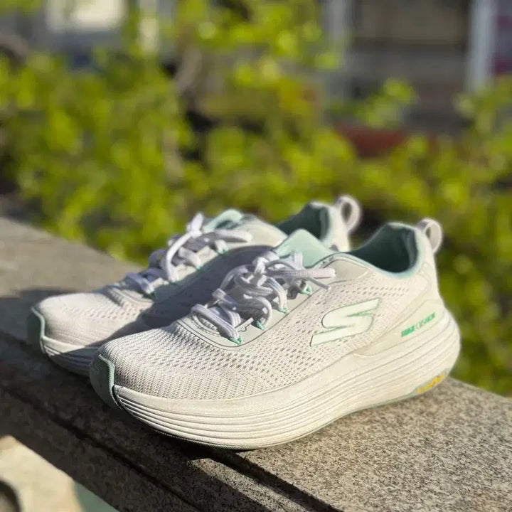 [BUNJANG] Skechers Max Cushion Sneakers White Mint 240mm / 스케쳐스 맥스쿠션 운동화 화이트 민트 240mm