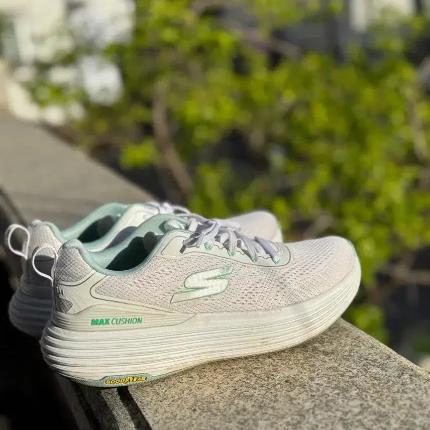 [BUNJANG] Skechers Max Cushion Sneakers White Mint 240mm / 스케쳐스 맥스쿠션 운동화 화이트 민트 240mm