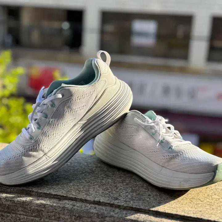 [BUNJANG] Skechers Max Cushion Sneakers White Mint 240mm / 스케쳐스 맥스쿠션 운동화 화이트 민트 240mm