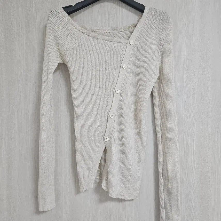 [BUNJANG] Unbalanced Button Beige Knit Sweater / [무드/여리핏] 언밸런스 사선 단추 니트 - 쇄골라인 예쁜 베이지 니트