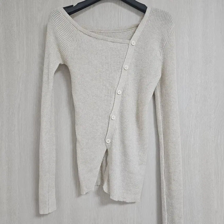 [BUNJANG] Unbalanced Button Beige Knit Sweater / [무드/여리핏] 언밸런스 사선 단추 니트 - 쇄골라인 예쁜 베이지 니트