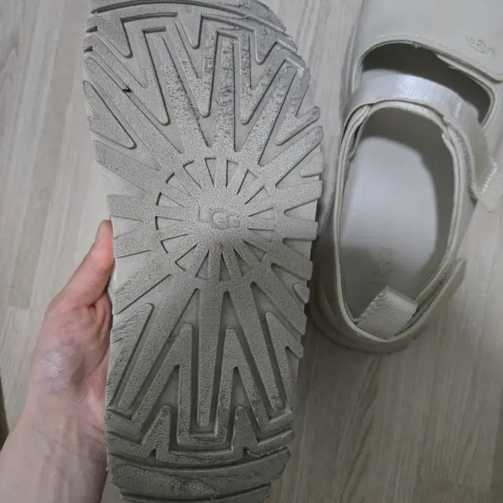 [SOLD OUT] 어그 골든글로우 샌들 씨솔트 235 ugg