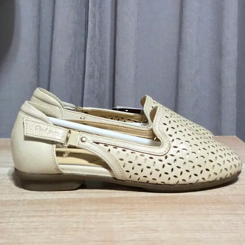 [SOLD OUT] 허시파피 여성 펀칭 사이드 벨크로 컴포트화 230 새제품
