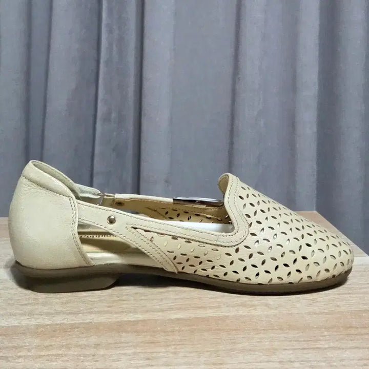 [SOLD OUT] 허시파피 여성 펀칭 사이드 벨크로 컴포트화 230 새제품