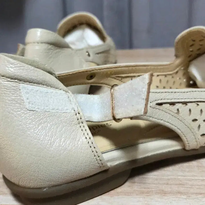 [SOLD OUT] 허시파피 여성 펀칭 사이드 벨크로 컴포트화 230 새제품