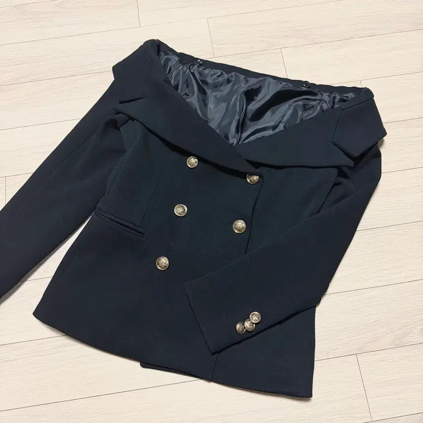 [BUNJANG] Off-Shoulder Black Jacket with Gold Buttons / 오프숄더 금장 단추 블랙 제니 자켓 투웨이 세일러세라빅카라더블버튼