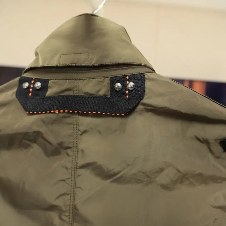 [SOLD OUT] 파라점퍼스 카키 윈드브레이커 요즘핏 크롭 아우터