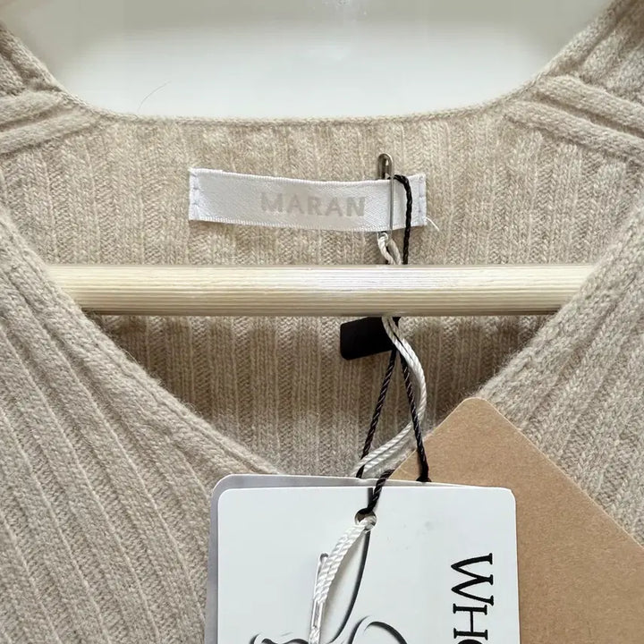 [BUNJANG] MARAN Cashmere Wool V-Neck Ribbed Knit Beige Top / 새상품) MARAN 마랑 캐시미어울 브이넥 골지 니트 베이지 긴팔 리브드