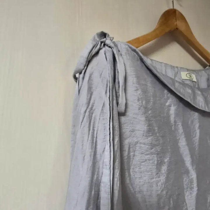 [SOLD OUT] 인기 오프숄더 언발 페미닌 블라우스 44-66size