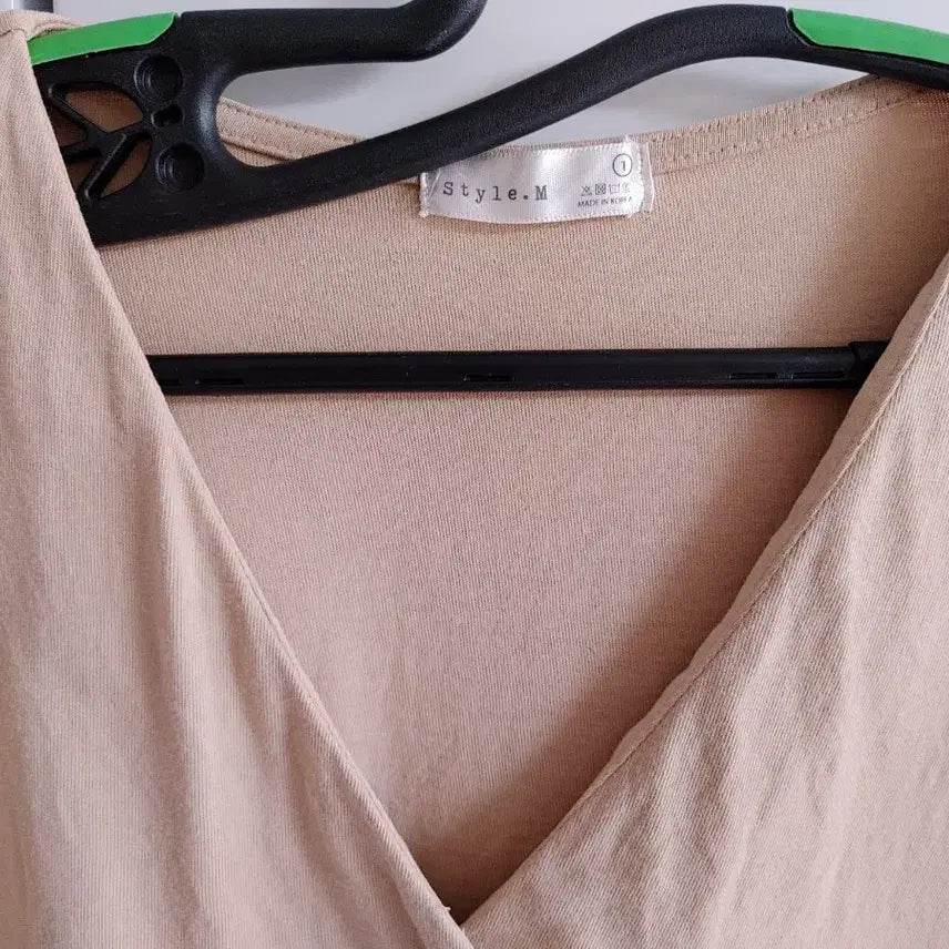 [BUNJANG] Beige V-Neck Short Sleeve Blouse / 베이지 브이넥 반팔