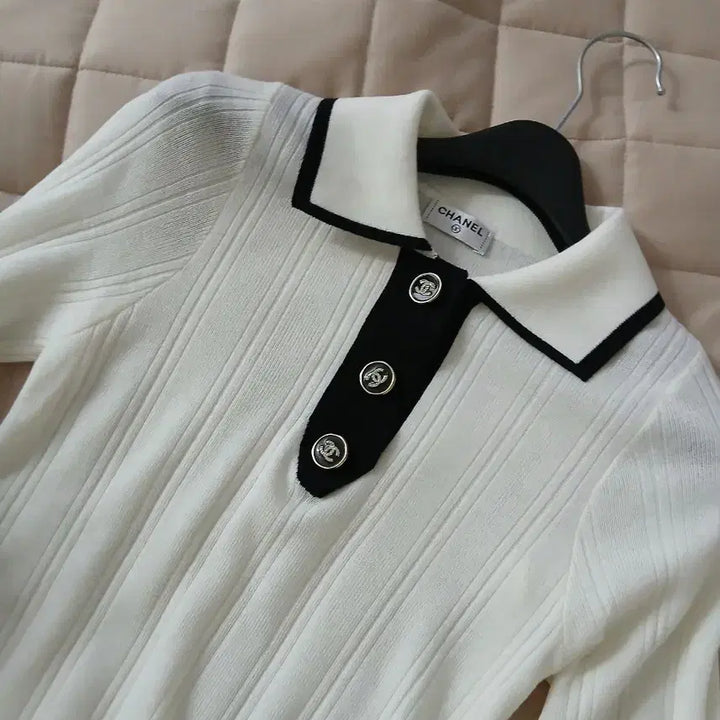 [SOLD OUT] 로고 큐빅 버튼 포인트 카라니트