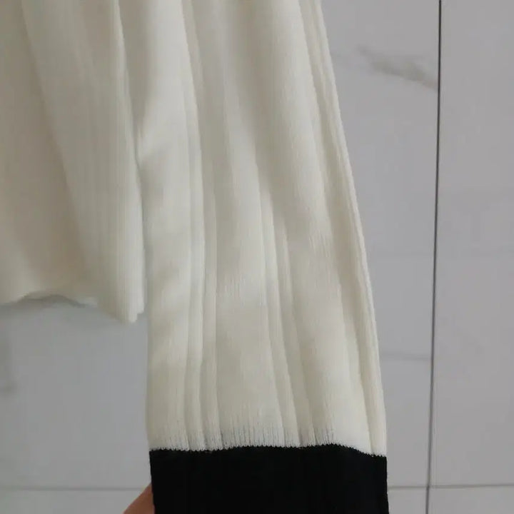 [SOLD OUT] 로고 큐빅 버튼 포인트 카라니트