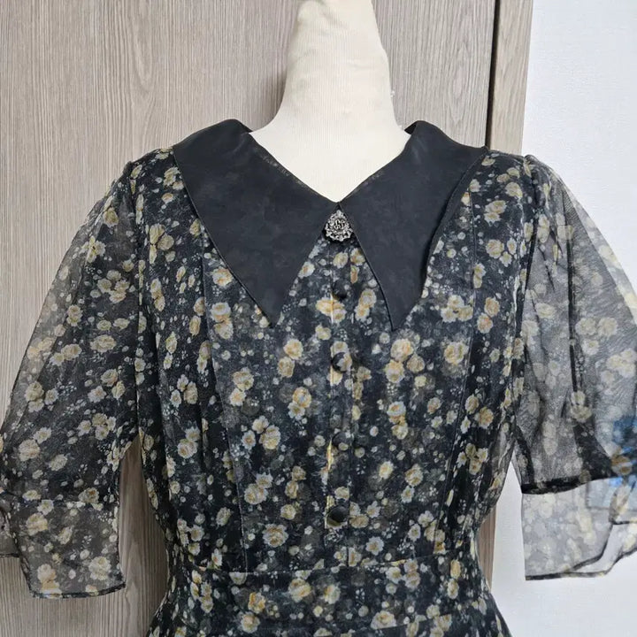 [SOLD OUT] 지고트 플라워 쉬폰 원피스 블랙 카라넥 하객룩