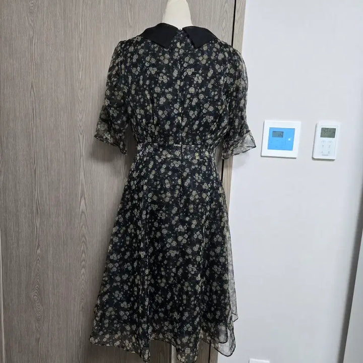 [SOLD OUT] 지고트 플라워 쉬폰 원피스 블랙 카라넥 하객룩