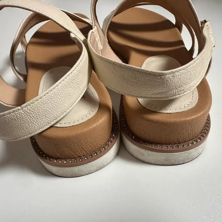 [SOLD OUT] 닥스 아이보리 스트랩 샌들
