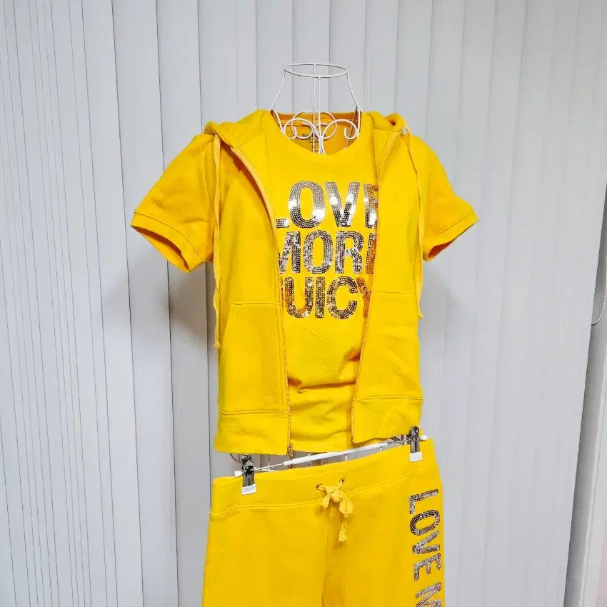 [SOLD OUT] juicy couture 3 pieces 세트 (티셔츠 + 상의 + 하의