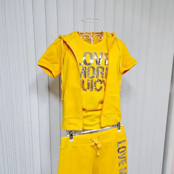 [SOLD OUT] juicy couture 3 pieces 세트 (티셔츠 + 상의 + 하의