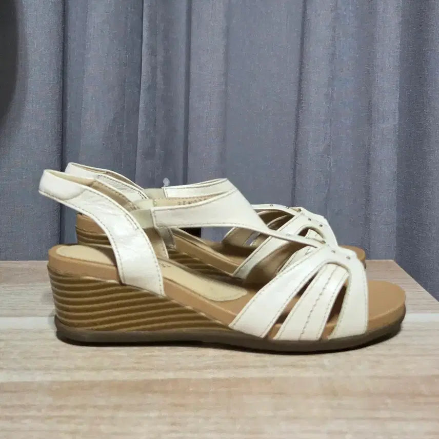 [BUNJANG] Hush Puppies Wedge Heel Sandals / 허시파피 스트랩 포인트 웨지힐 샌들 225 새제품(박스낡음)