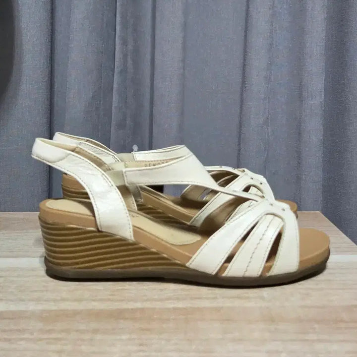 [BUNJANG] Hush Puppies Wedge Heel Sandals / 허시파피 스트랩 포인트 웨지힐 샌들 225 새제품(박스낡음)