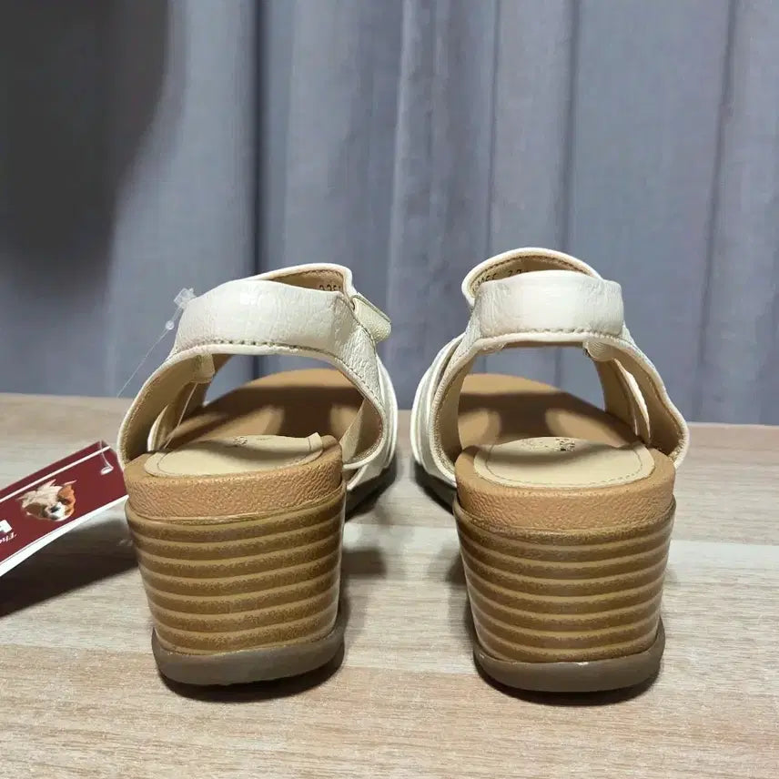 [BUNJANG] Hush Puppies Wedge Heel Sandals / 허시파피 스트랩 포인트 웨지힐 샌들 225 새제품(박스낡음)