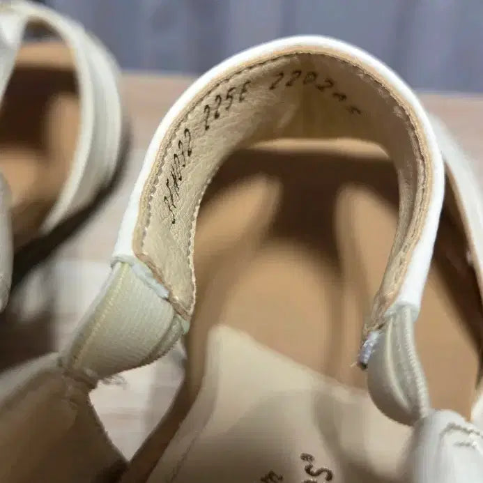 [BUNJANG] Hush Puppies Wedge Heel Sandals / 허시파피 스트랩 포인트 웨지힐 샌들 225 새제품(박스낡음)