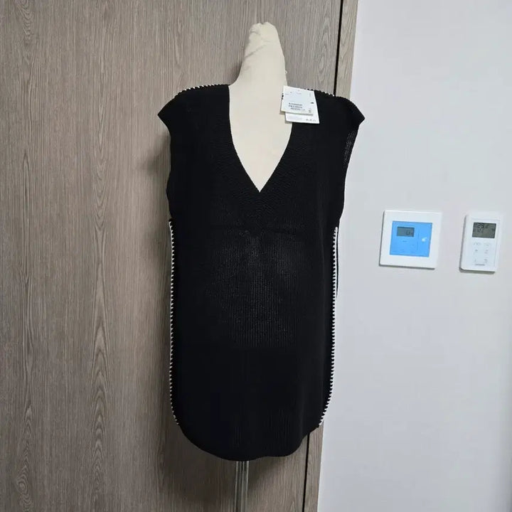 [BUNJANG] COS V-Neck Knit Vest / 새상품) 코스 13만원대  검정색 V넥 니트 조끼