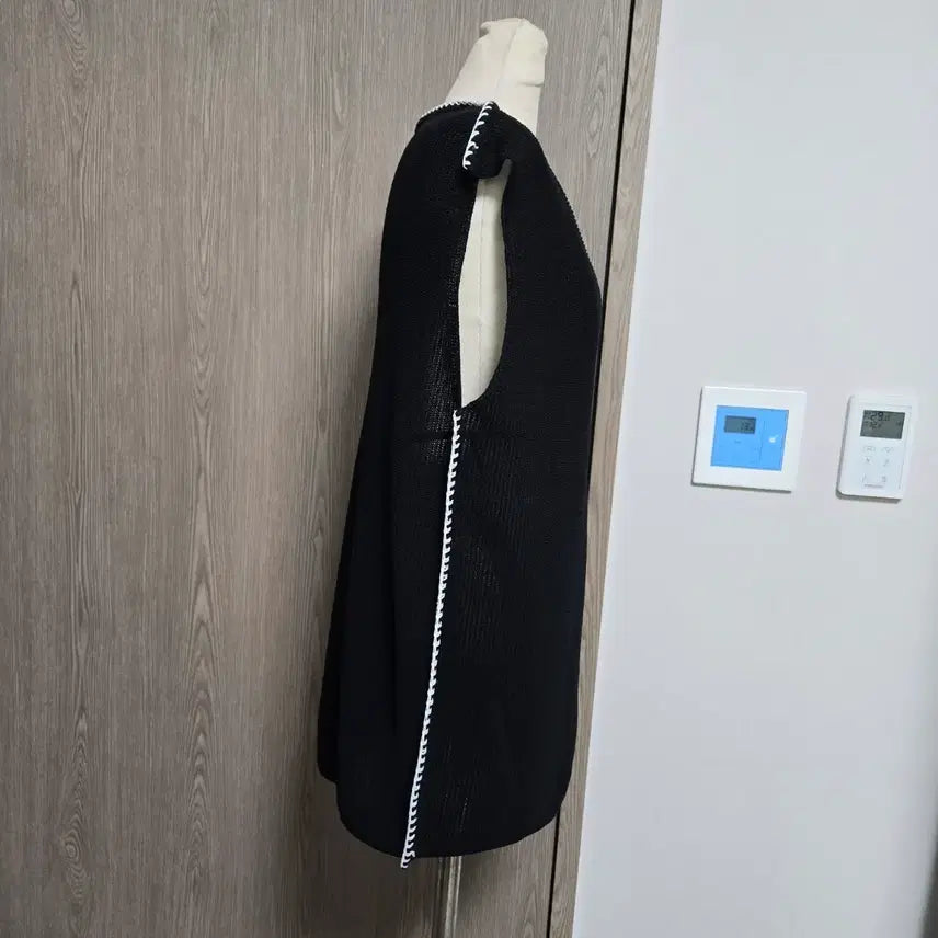 [BUNJANG] COS V-Neck Knit Vest / 새상품) 코스 13만원대  검정색 V넥 니트 조끼
